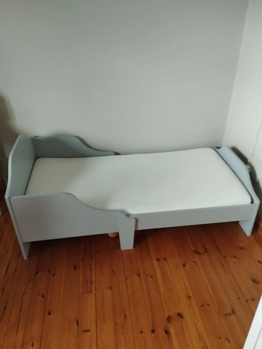 Wooden toddler bed - Image 1