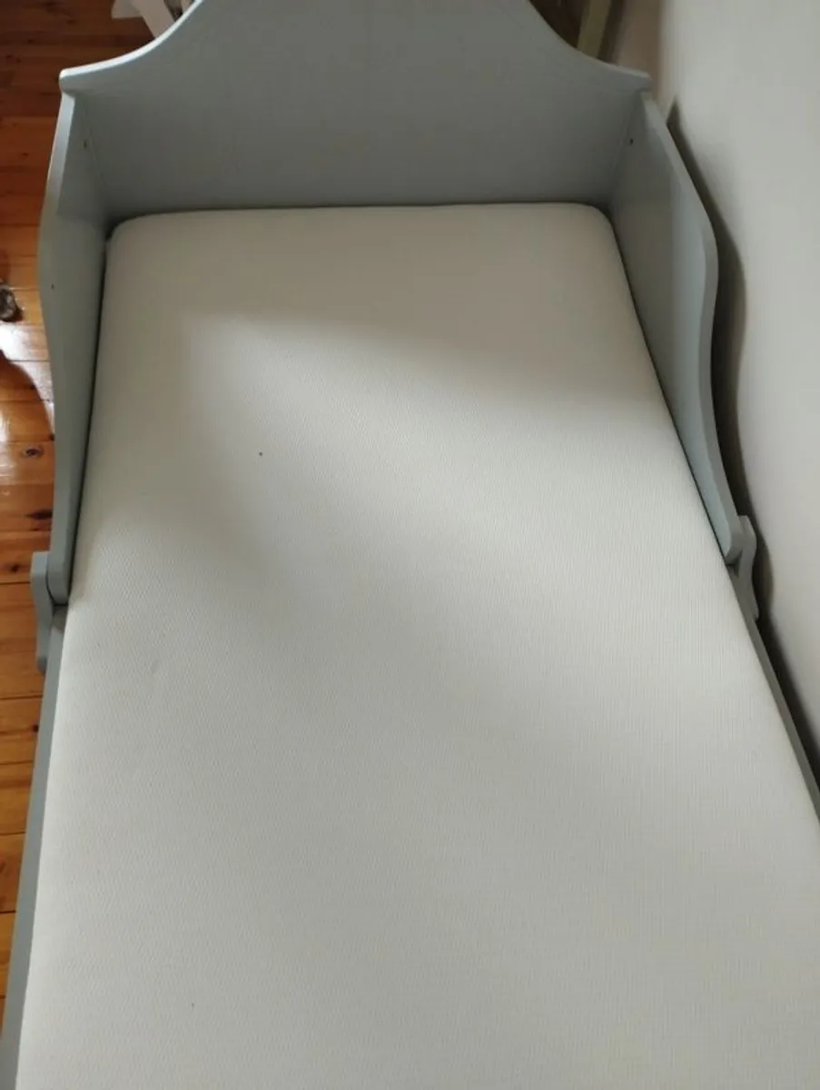 Wooden toddler bed - Image 2