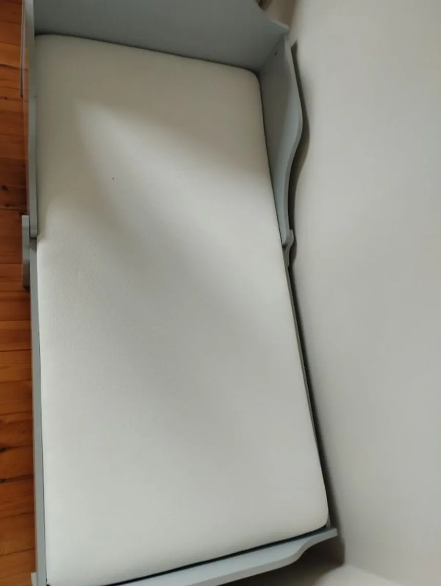 Wooden toddler bed - Image 3