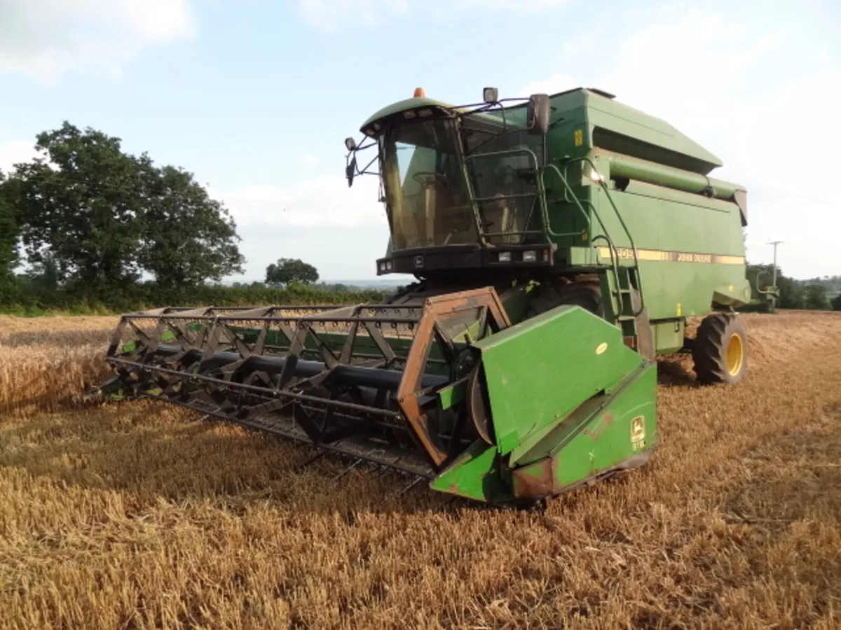 John Deere 2058 Combine Harvester - Image 1