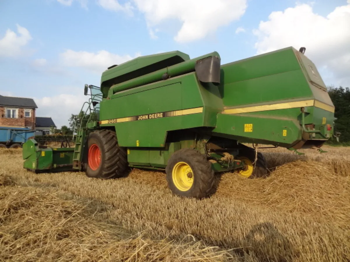 John Deere 2058 Combine Harvester - Image 4