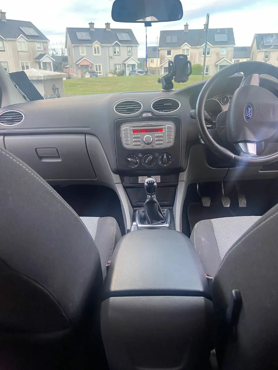 Ford Focus 2010 - Image 2