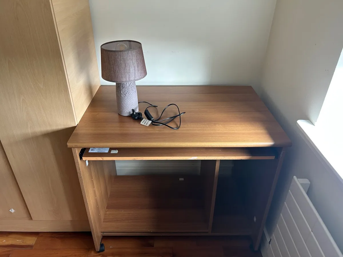Office desk and chair - Image 1
