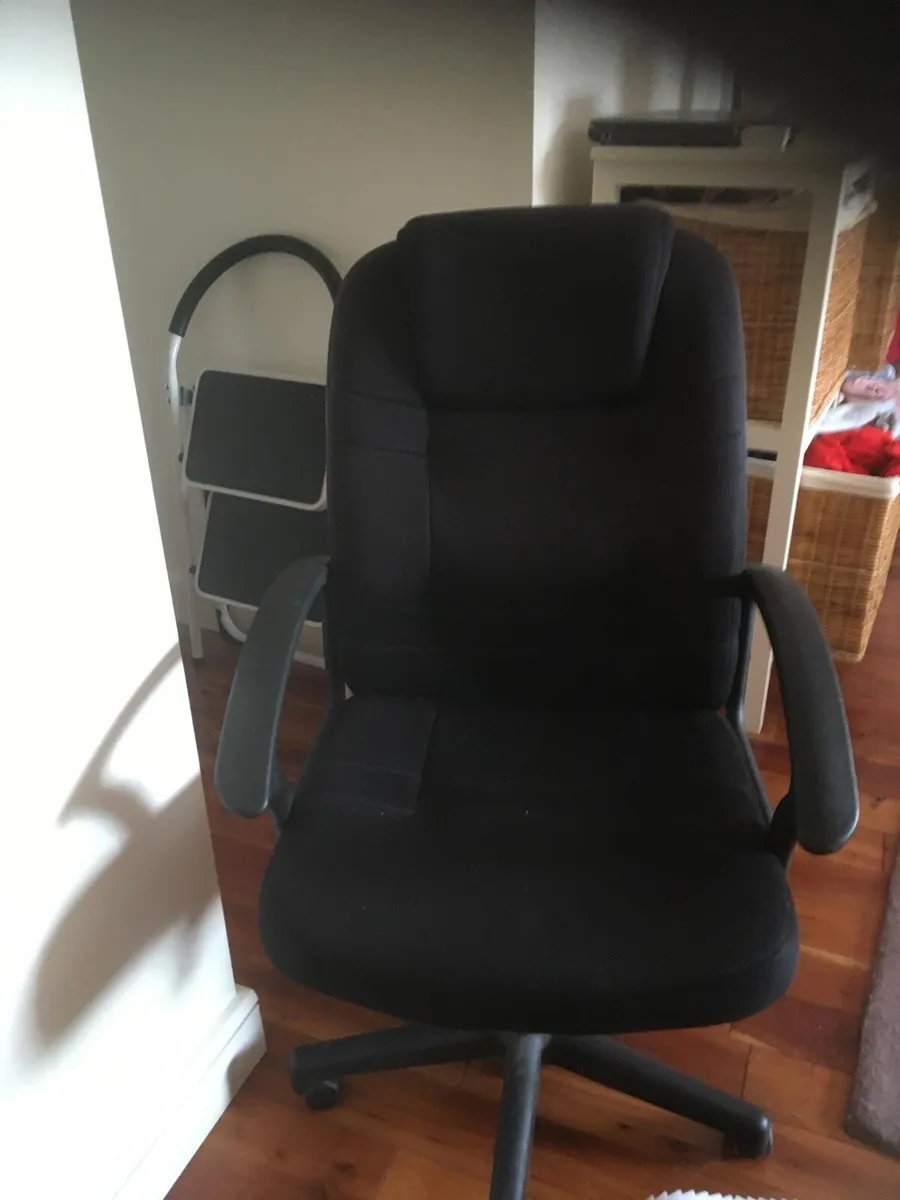 Office desk and chair - Image 3