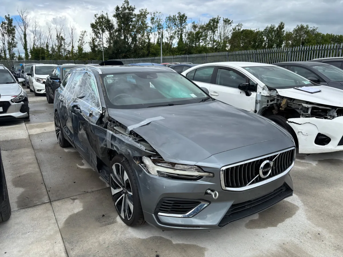 21 Volvo V60 Inscription Plugin Hybrid 70km Drives - Image 2