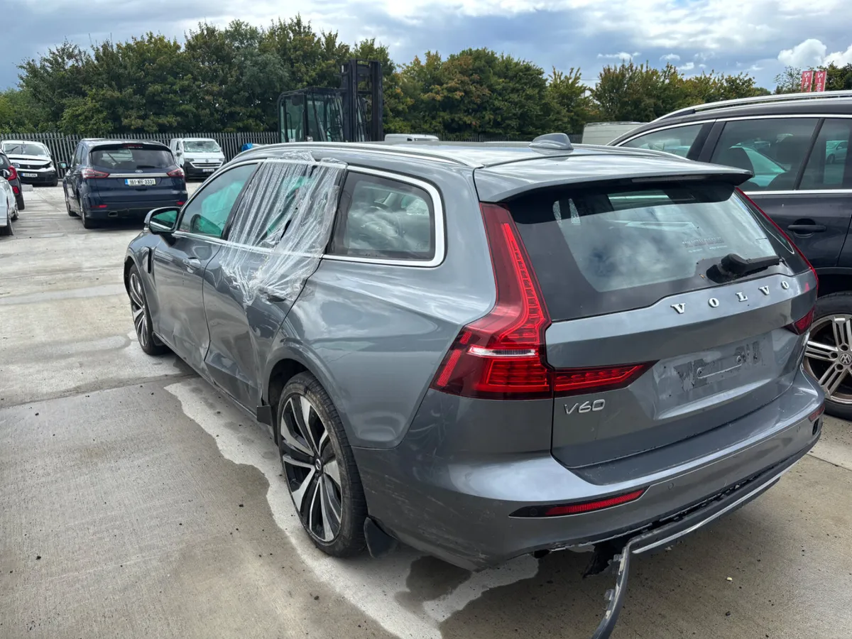 21 Volvo V60 Inscription Plugin Hybrid 70km Drives - Image 3