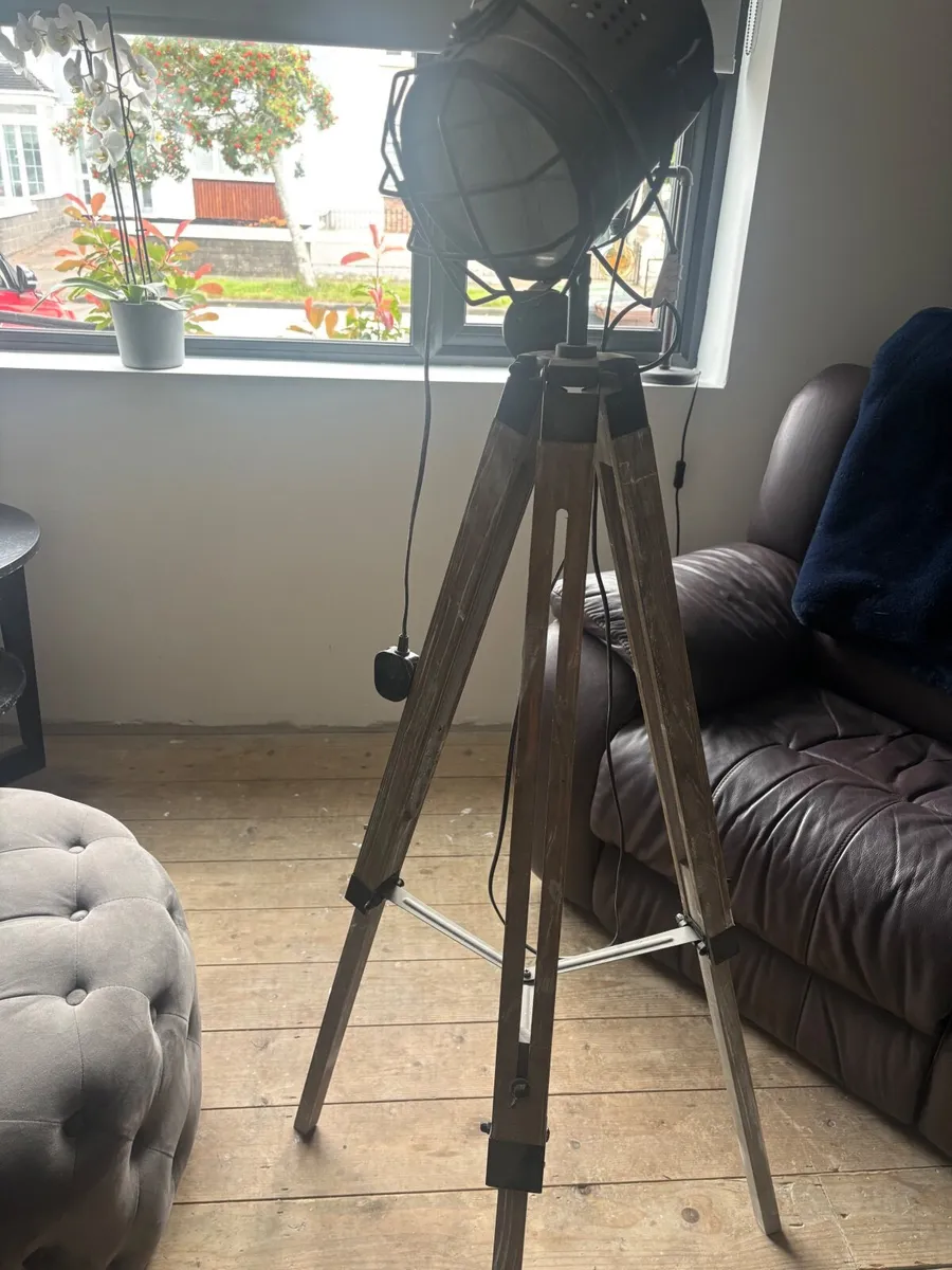 Tripod industrial lamp - Image 3