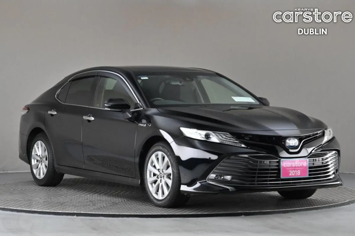 Toyota Camry 2.5 Hybrid  reverse Cam privacy Glas - Image 1