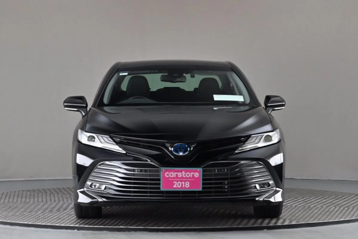 Toyota Camry 2.5 Hybrid  reverse Cam privacy Glas - Image 2