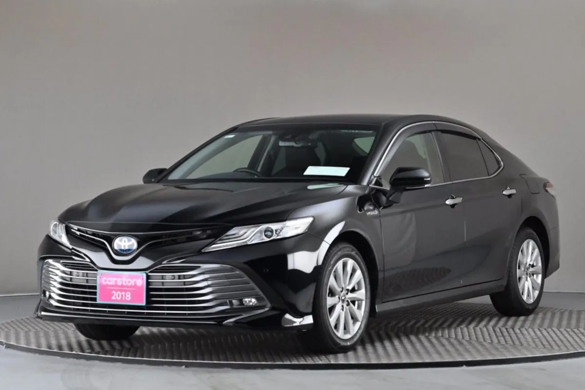 Toyota Camry 2.5 Hybrid  reverse Cam privacy Glas - Image 3