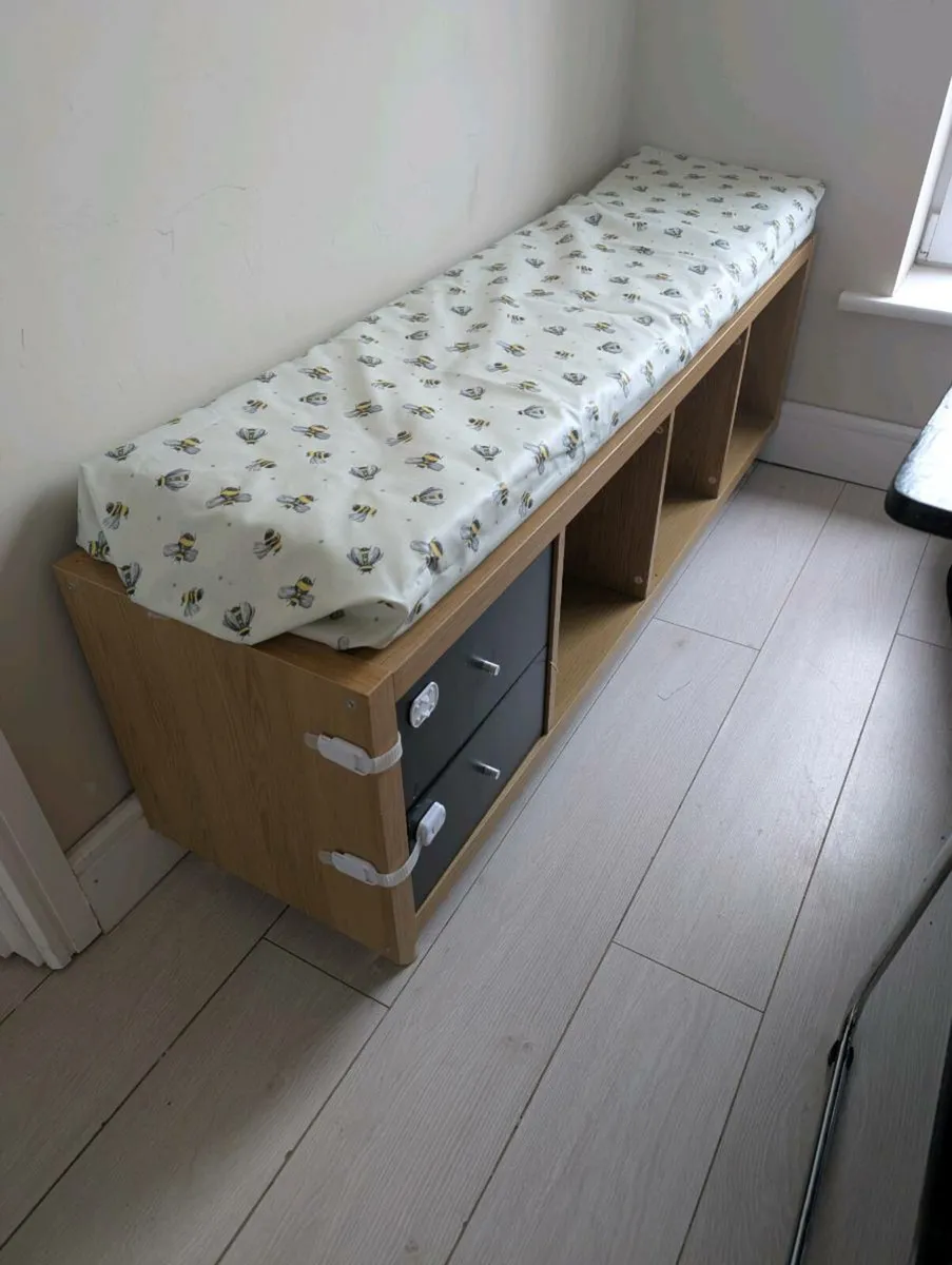 Kallax unit with cushion and feet - Image 1