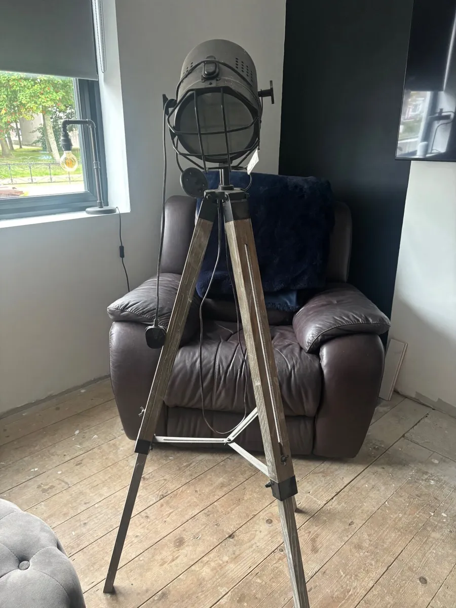 Tripod industrial lamp - Image 2