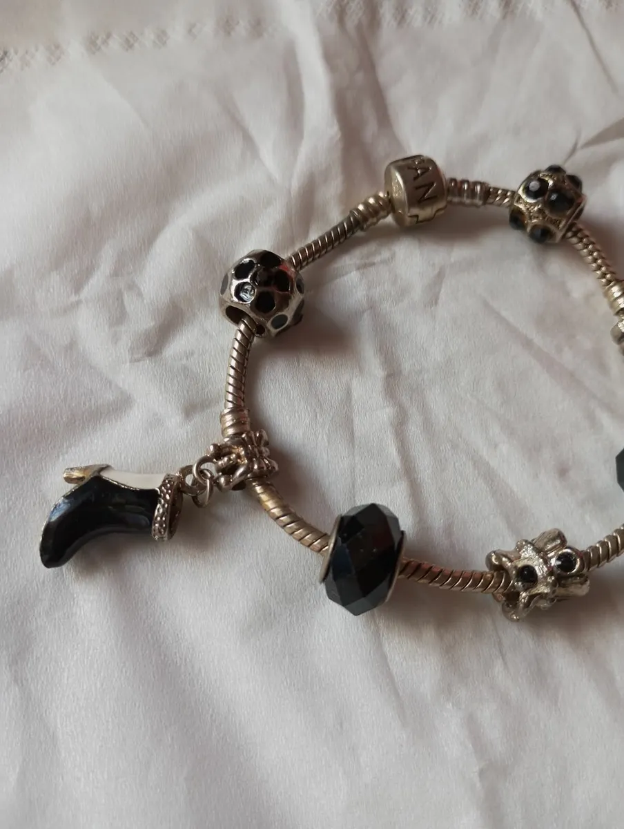 Pandora bracelet with 7 charms - Image 1