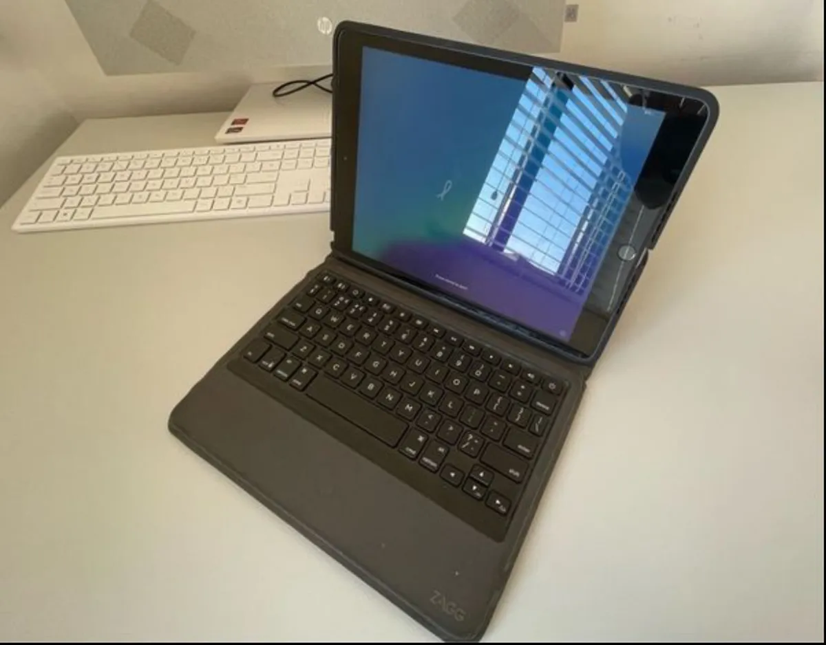 8th gen iPad 128gb - Image 1