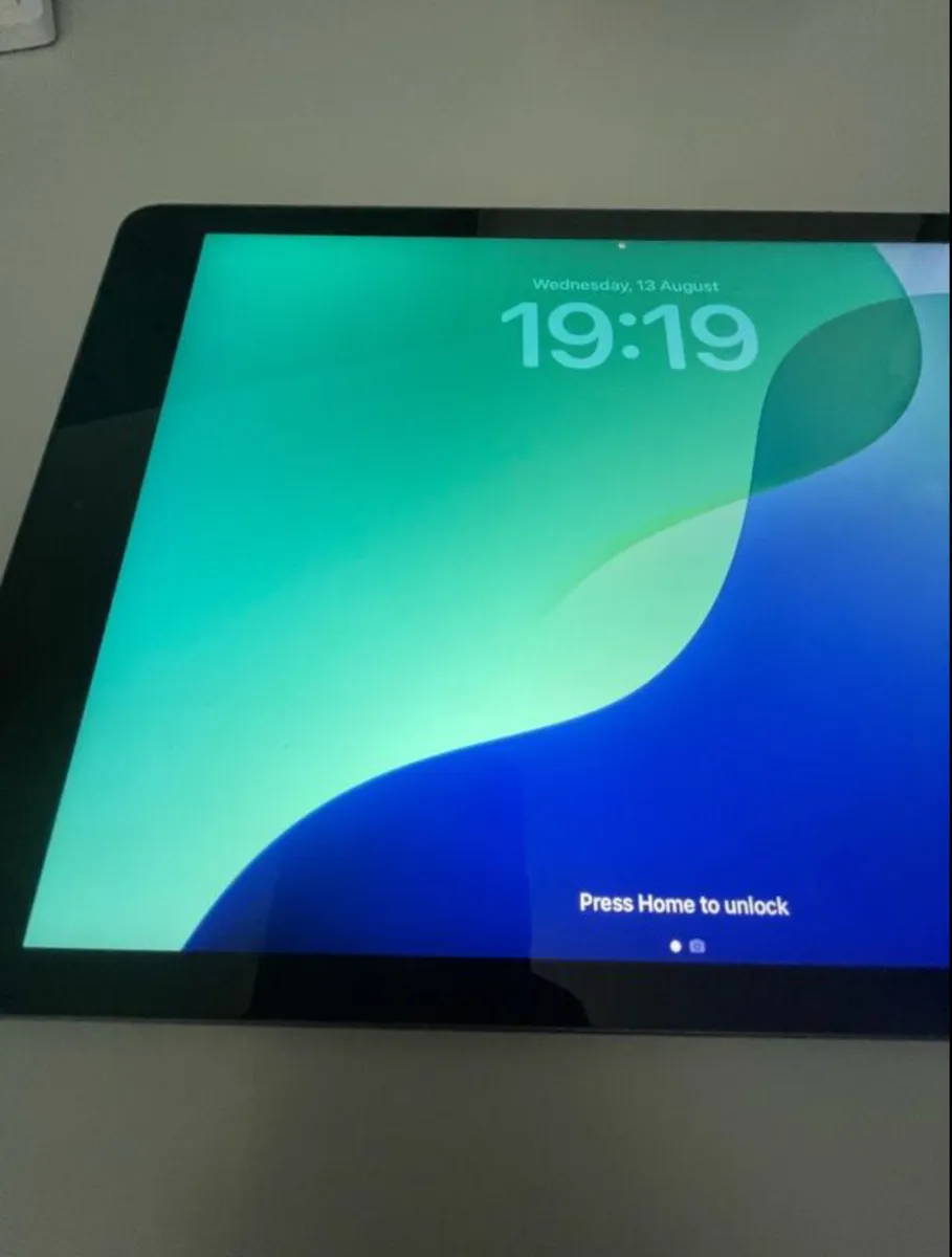 8th gen iPad 128gb - Image 4