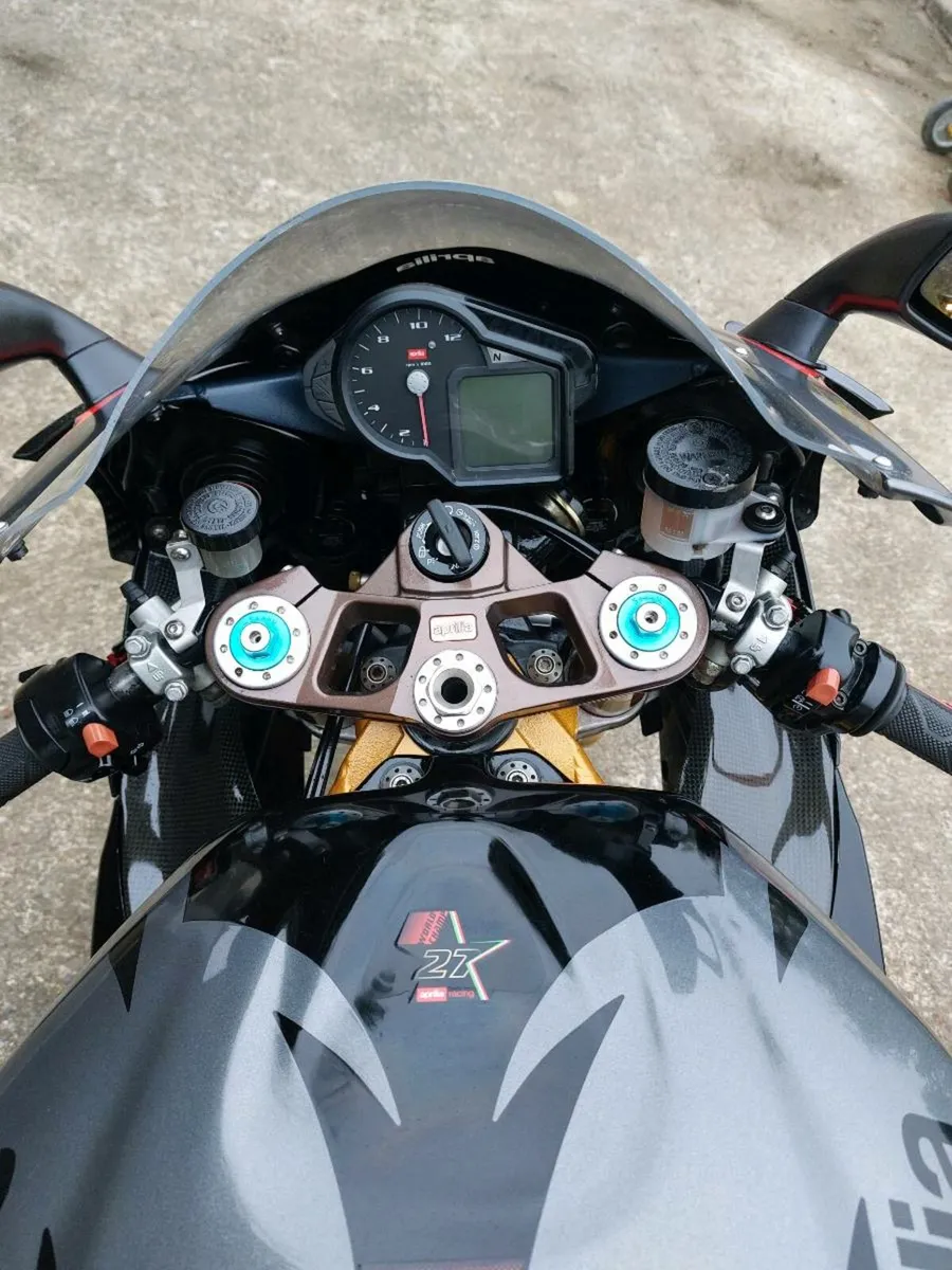 Aprilia rsv1000 r factory - Image 3