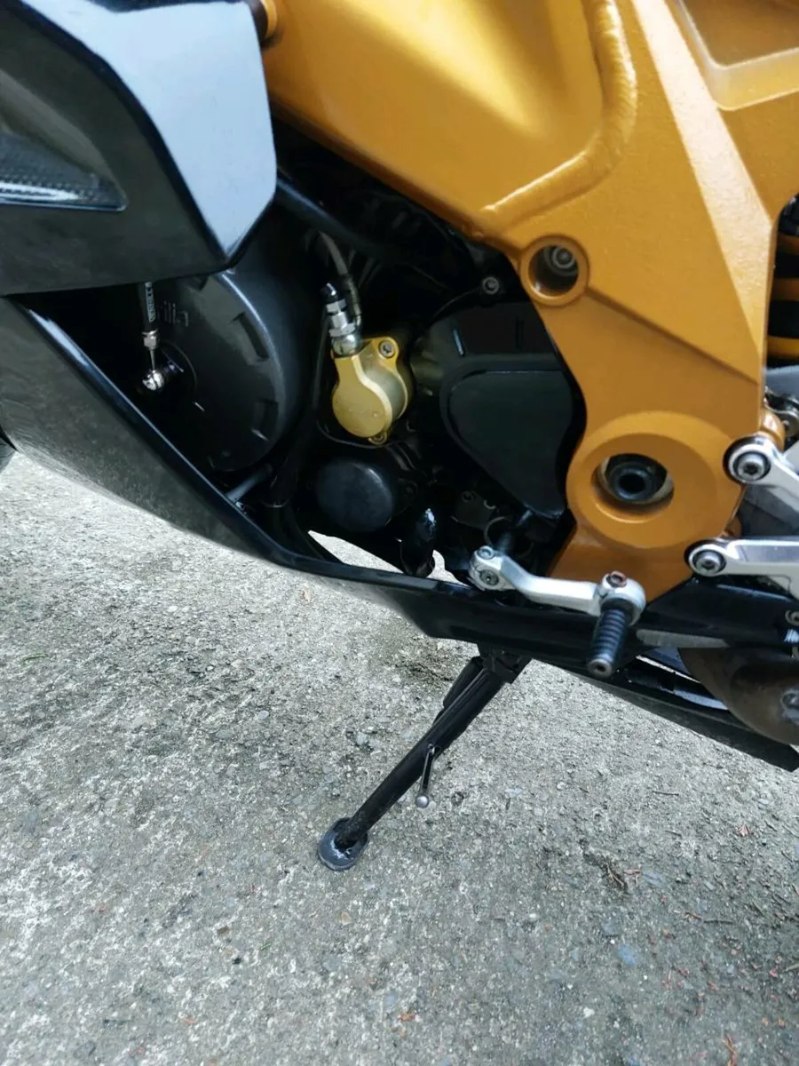 Aprilia rsv1000 r factory - Image 4
