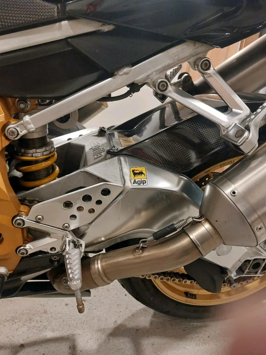 Aprilia rsv1000 r factory - Image 4