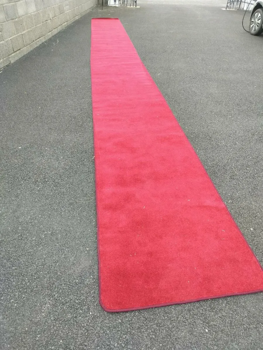 Long red carpet wedding - Image 2