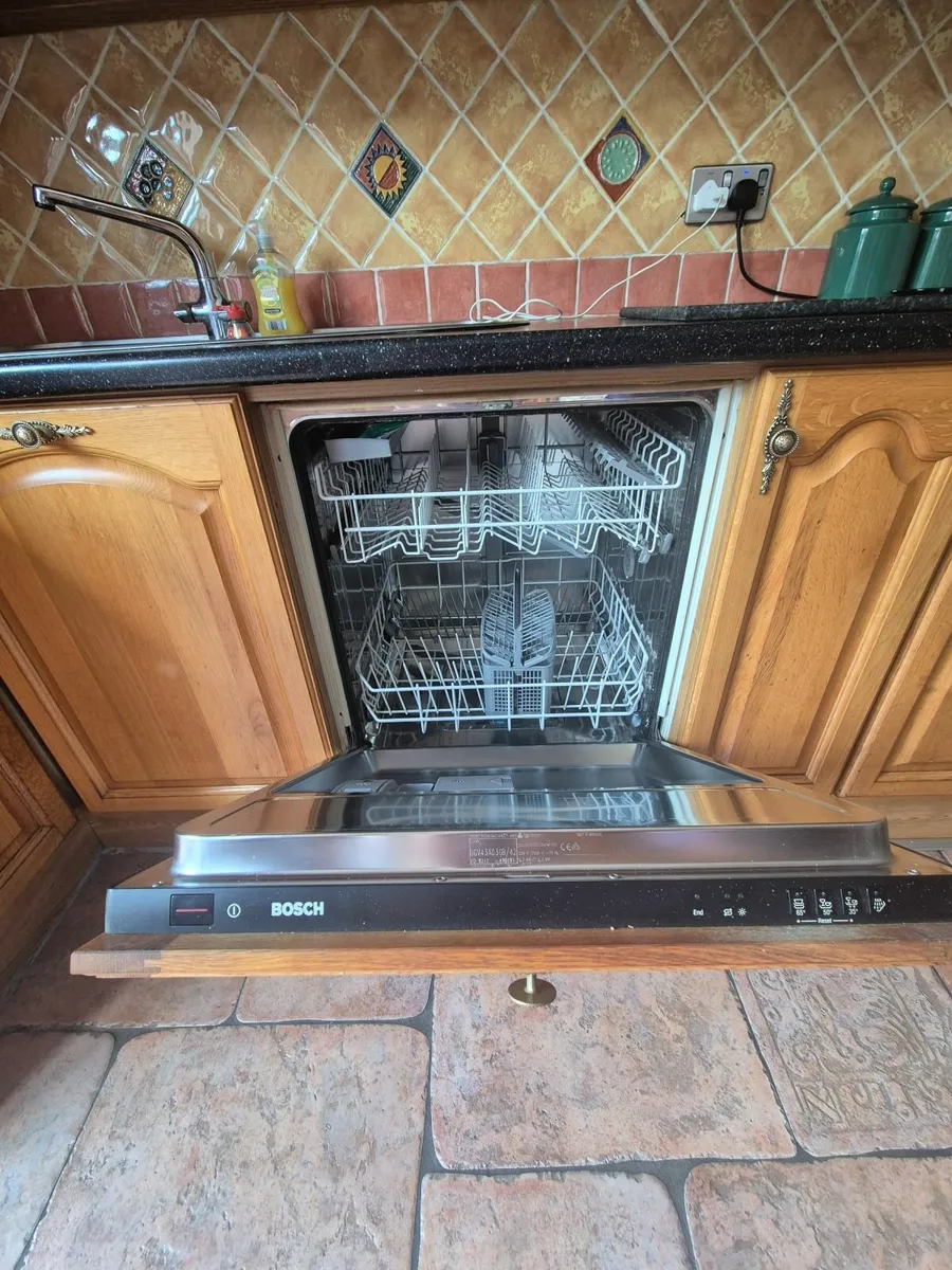 Real Soild Oak Kitchen with Bosch dishwasher - Image 2