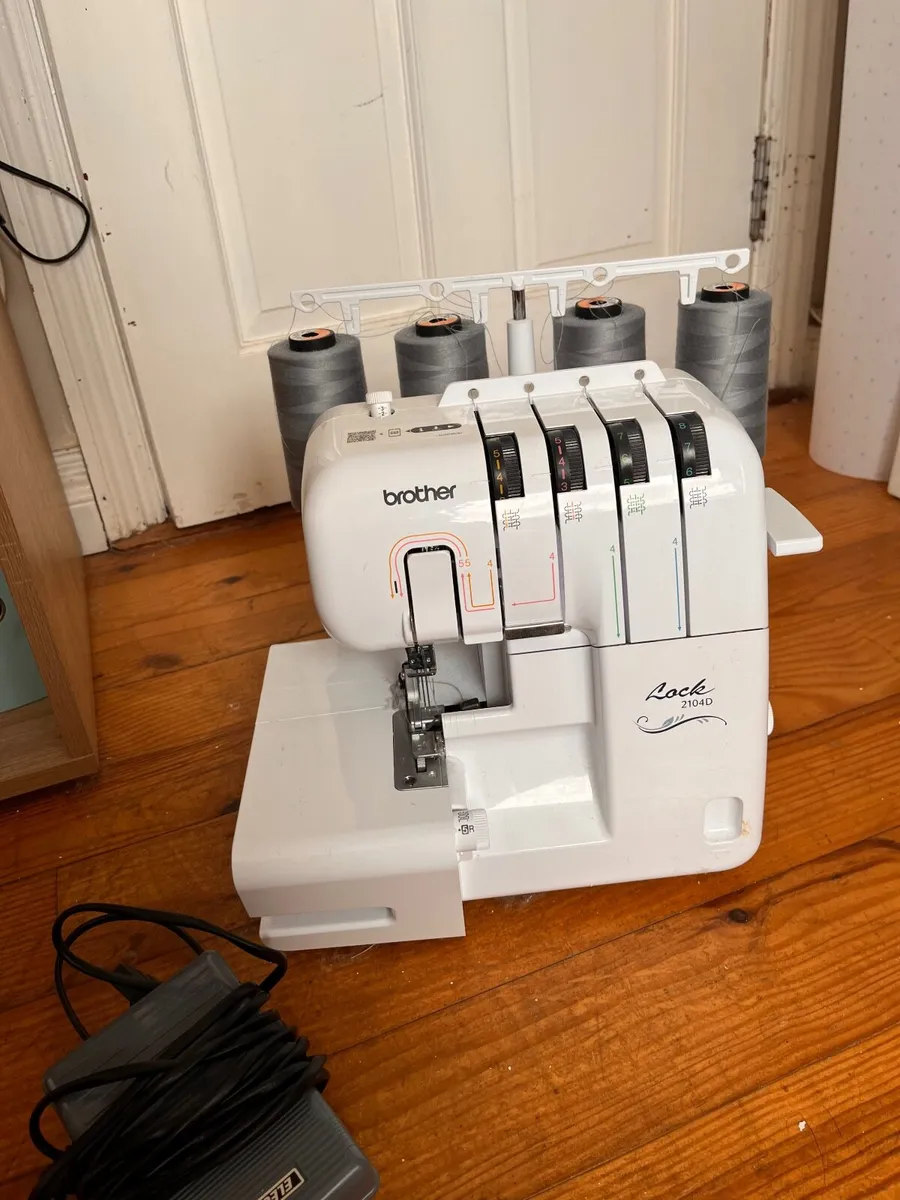 Sewing machine- overlocker - Image 1