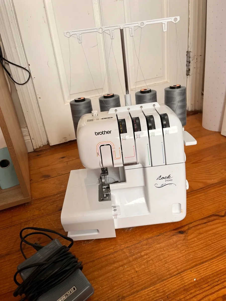 Sewing machine- overlocker - Image 3