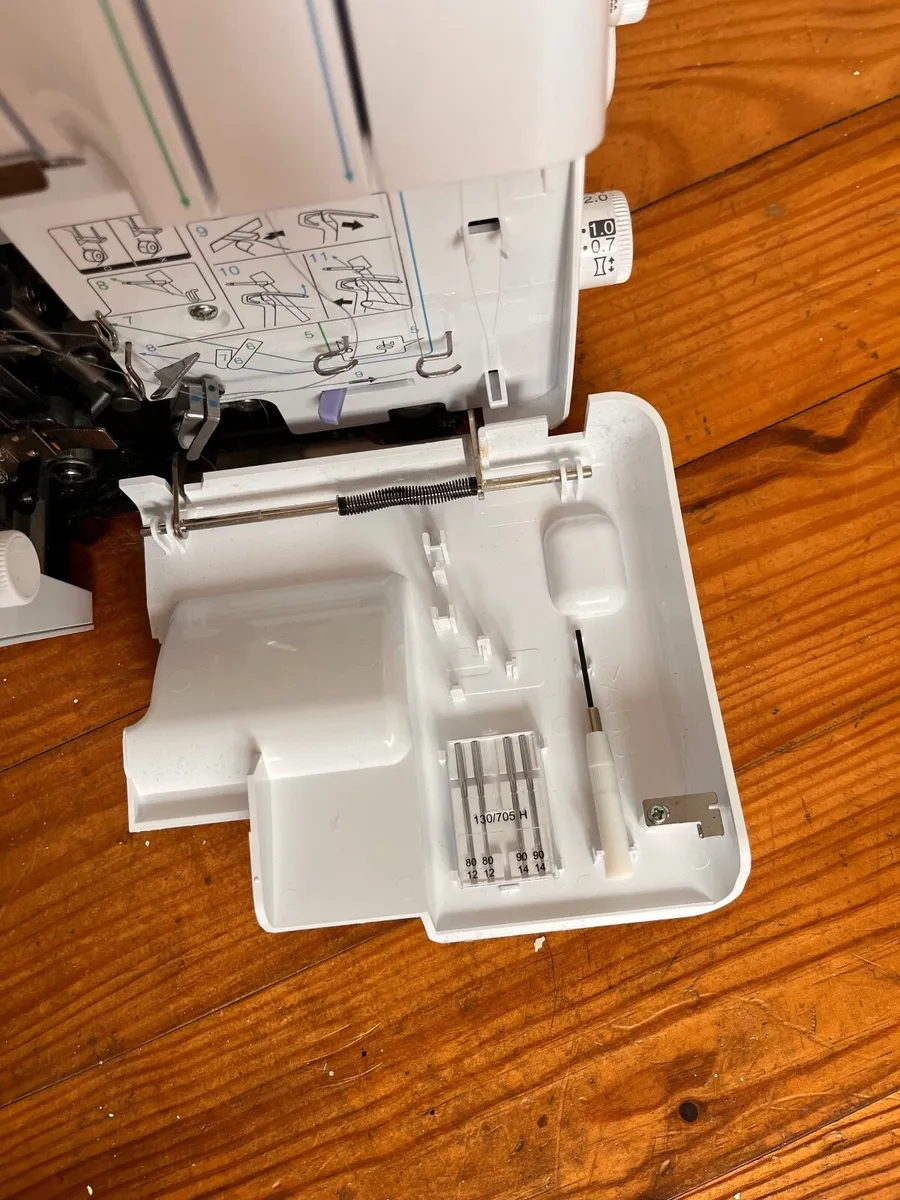 Sewing machine- overlocker - Image 4
