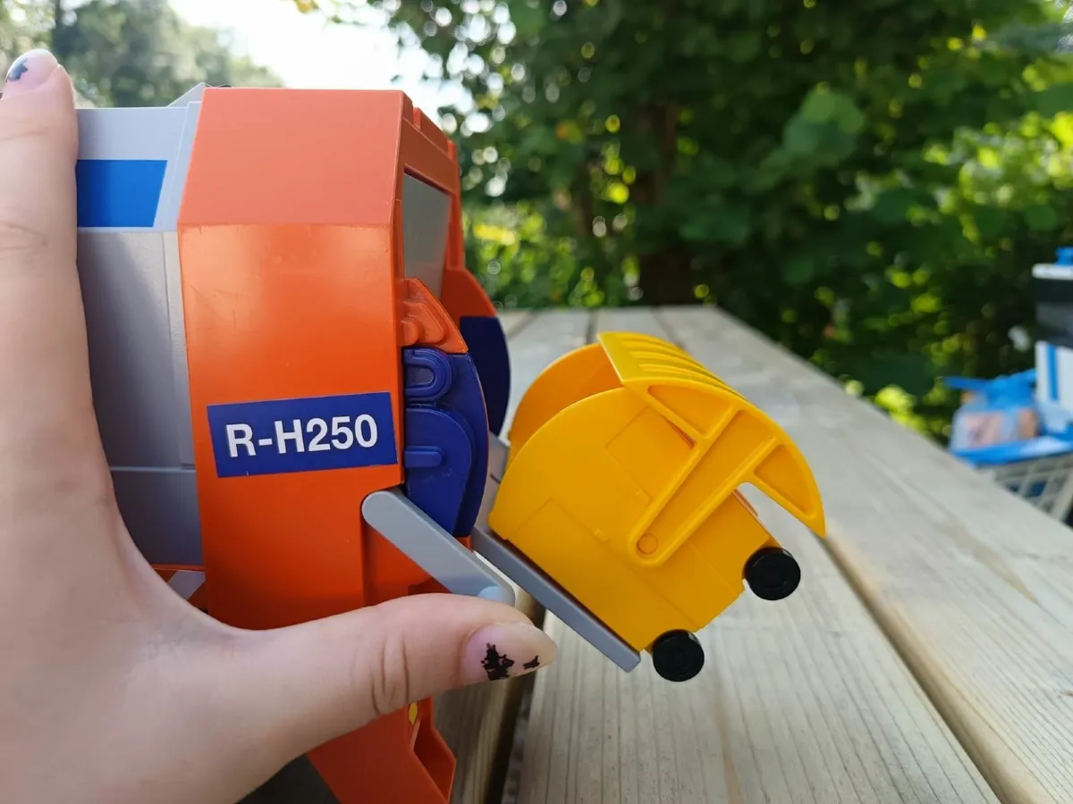 Playmobil dustbin lorry - Image 2
