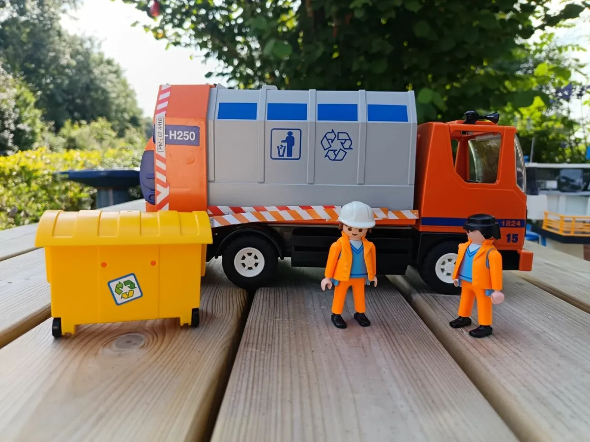 Playmobil dustbin lorry - Image 1