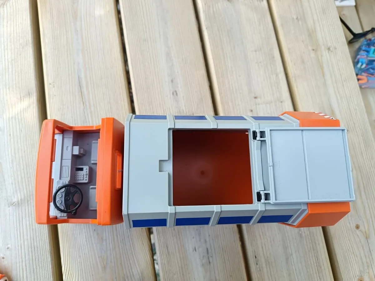 Playmobil dustbin lorry - Image 3