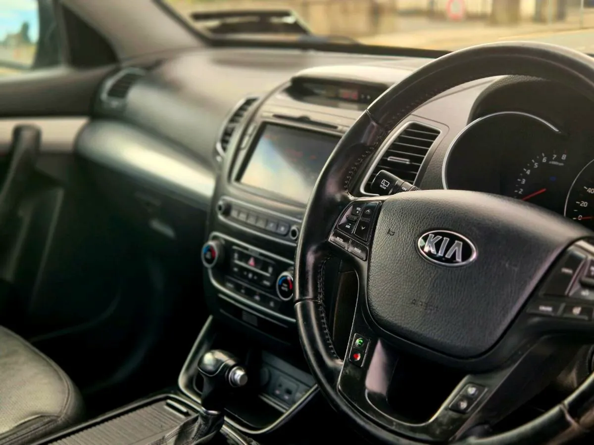 13-2 KIA SORENTO  /AUTOMATIC/ 7 SEATS LOW KM - Image 2