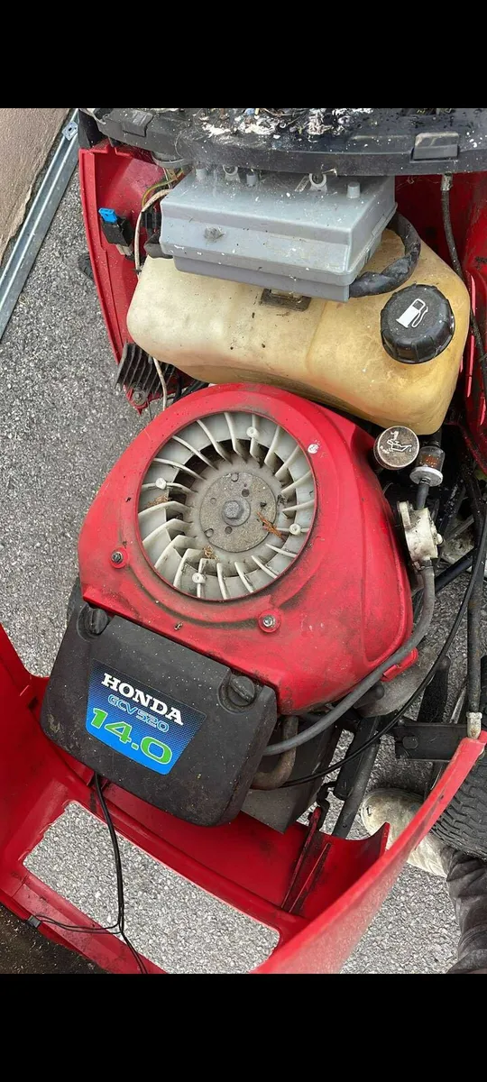 Ride on lawnmower - Image 2