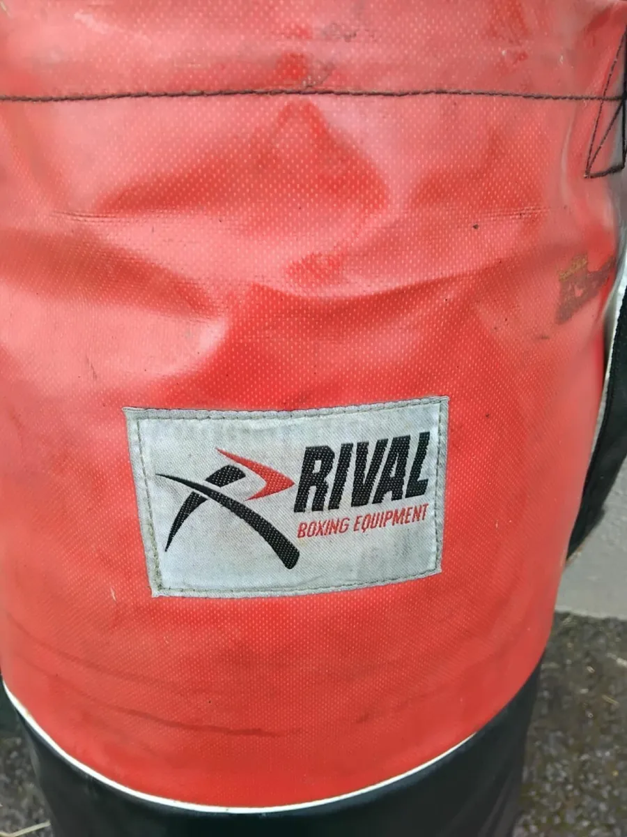 Boxing bag in great condition price too sell - Image 2