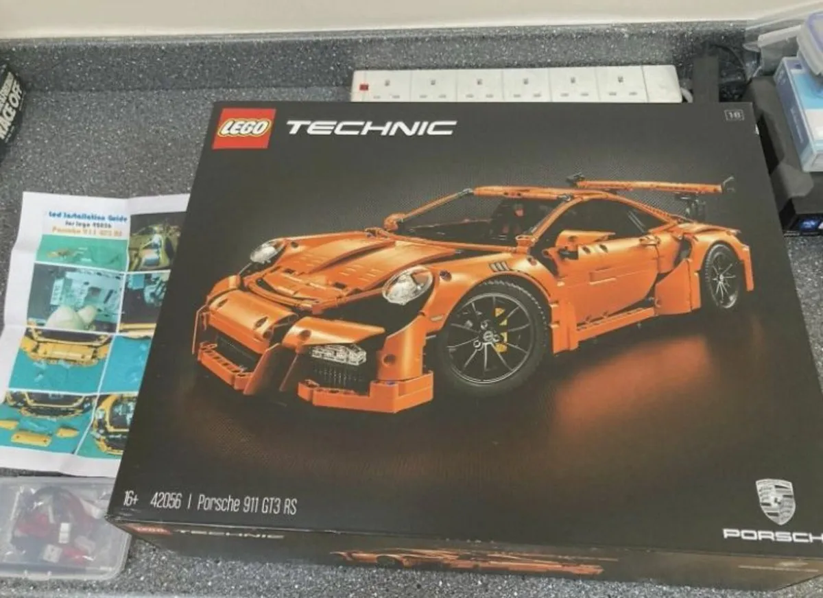 LEGO Technic Porsche 911 GT3 RS - Image 1