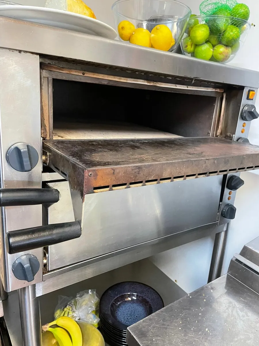PIZZA OVEN - Image 1