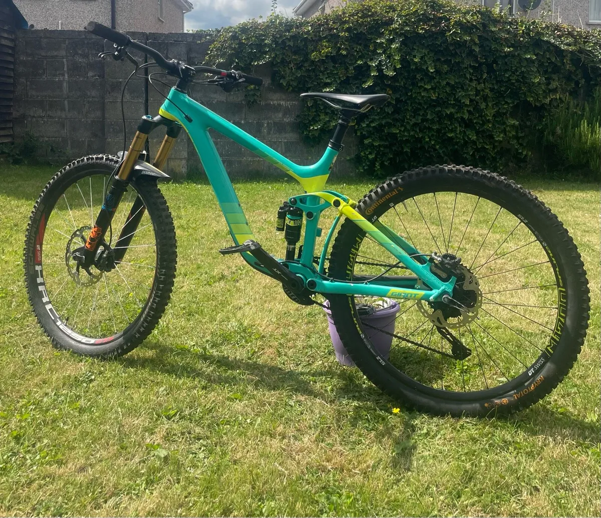 Giant Bike - Image 1