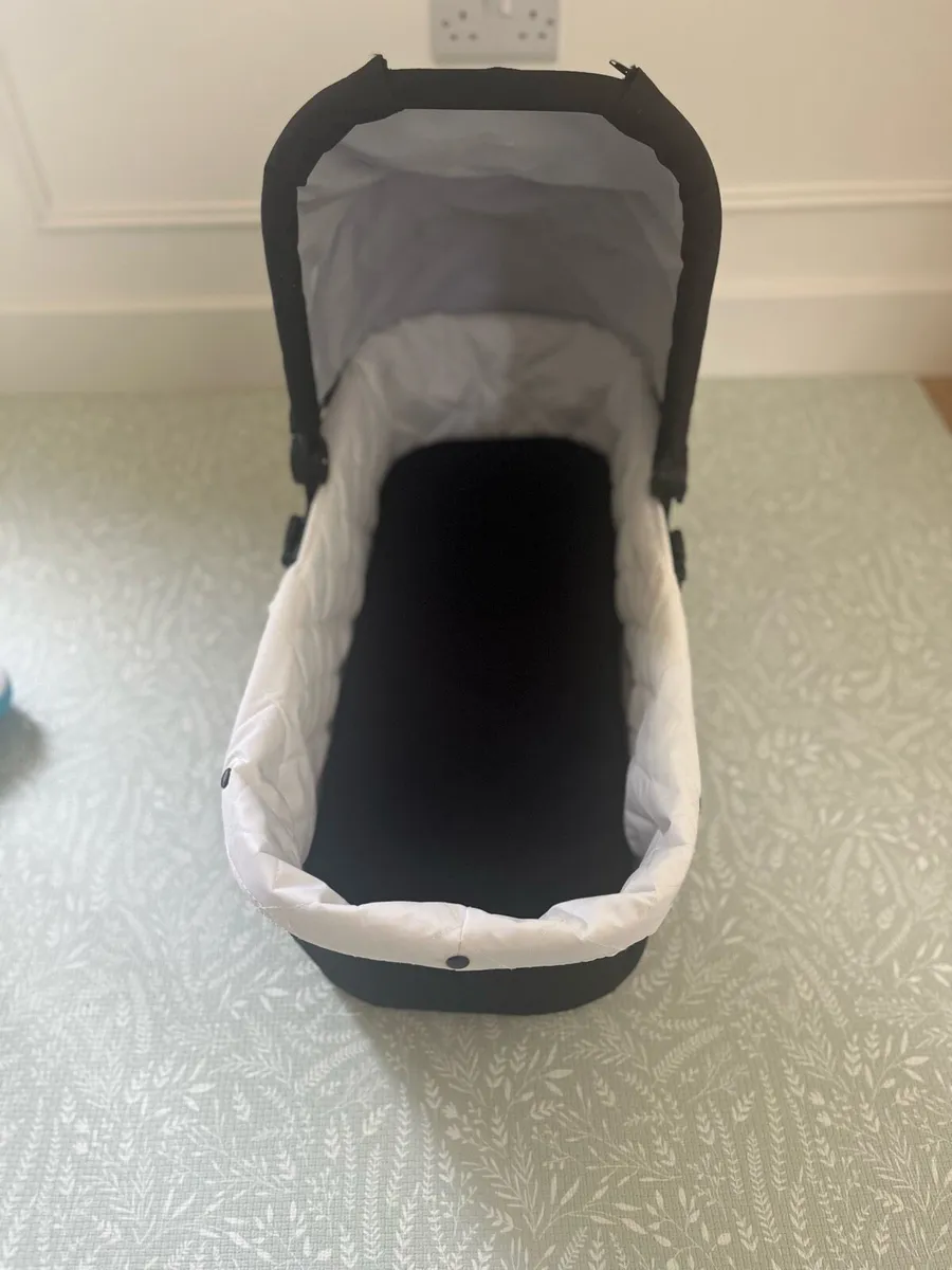 Out n About bassinet - Image 2