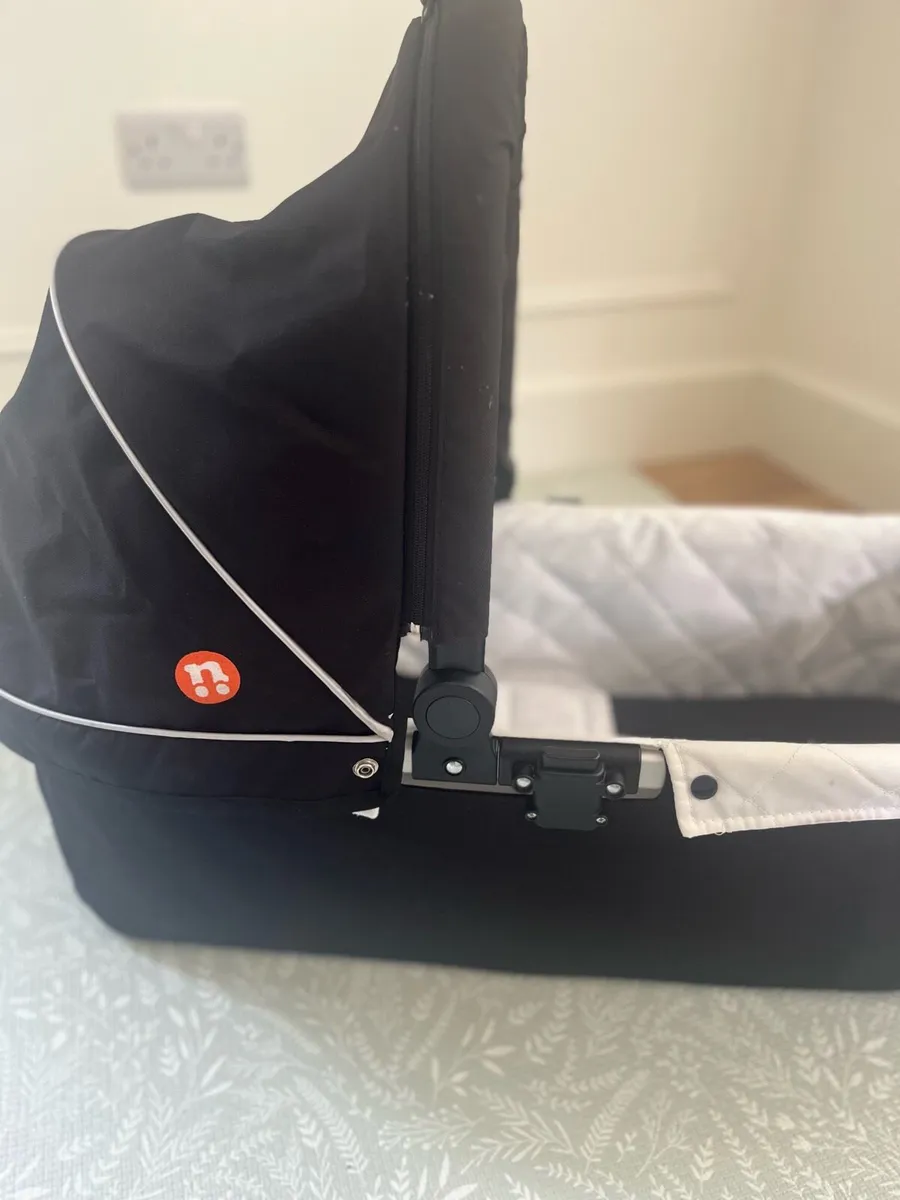 Out n About bassinet - Image 4