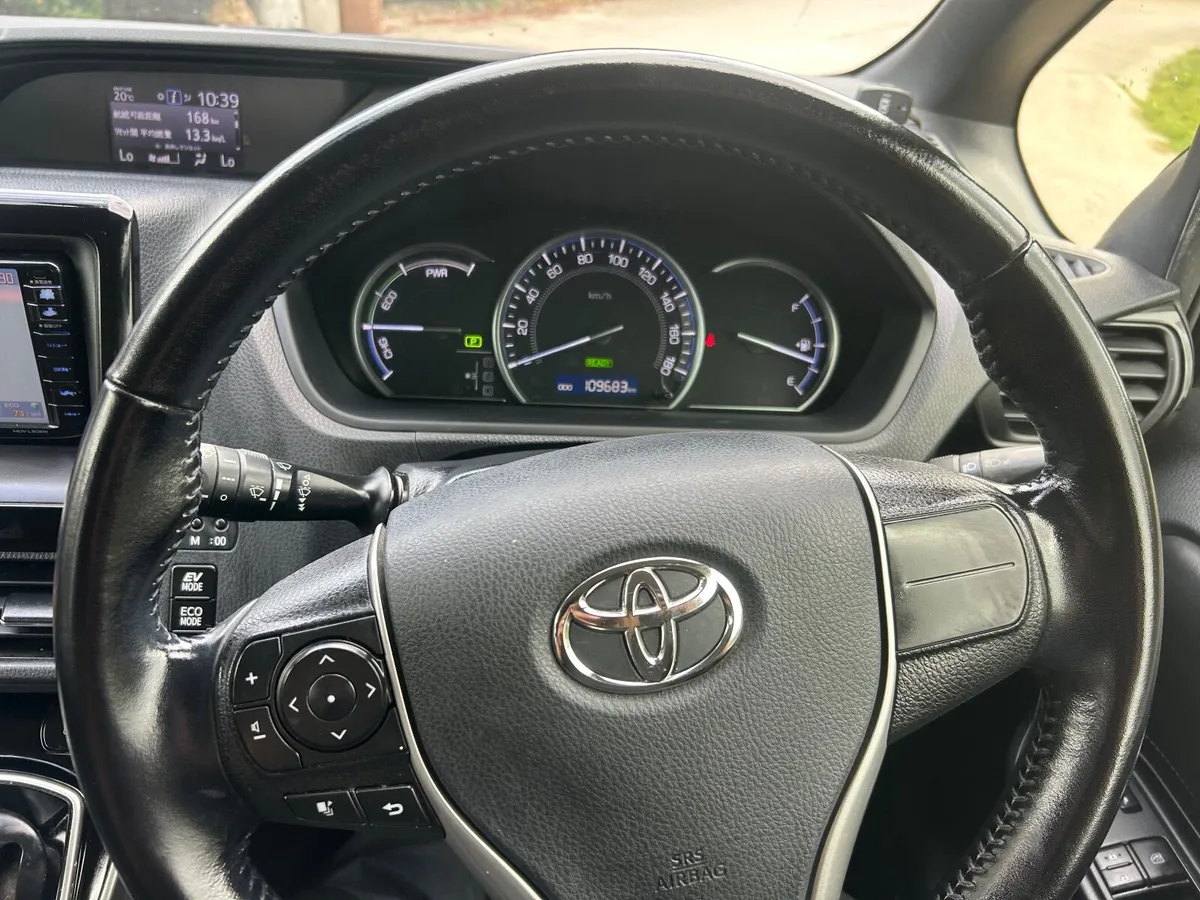 Toyota  Esquire 2015/hybrid /7  seats - Image 2