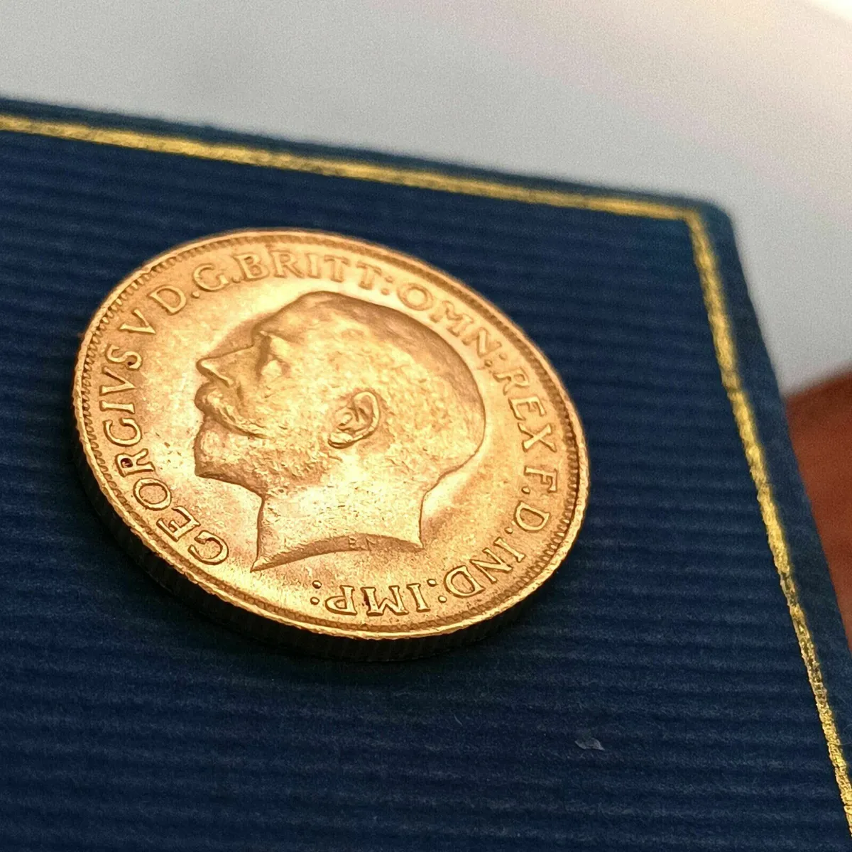 1911 Sovereign Coin & Vintage Leather Pouch - Image 4