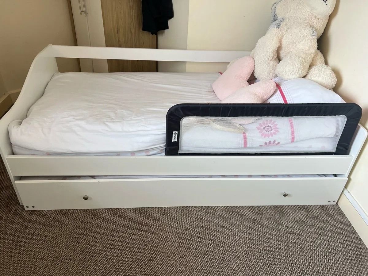 Single bed with pullout trundle , mattress include - Image 1