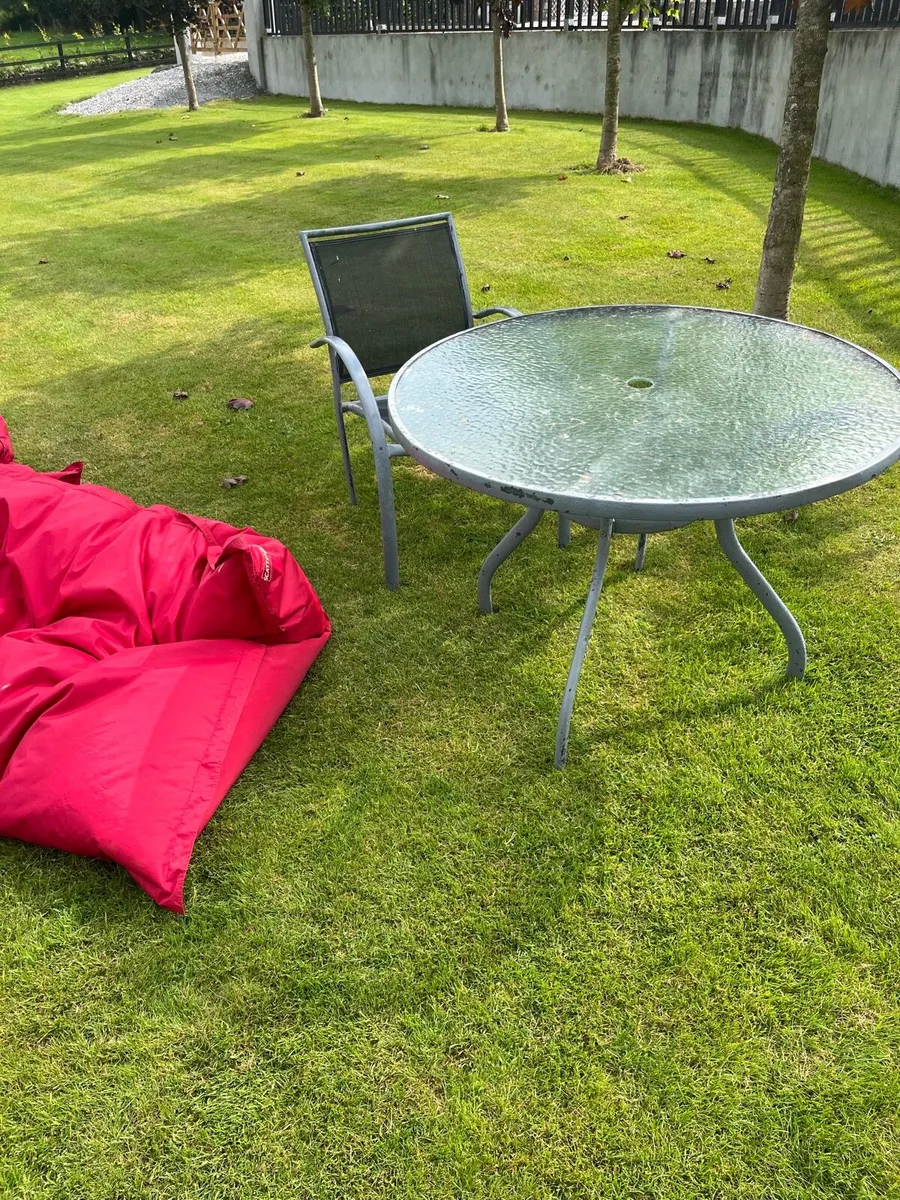 Table and five chairs - Image 1