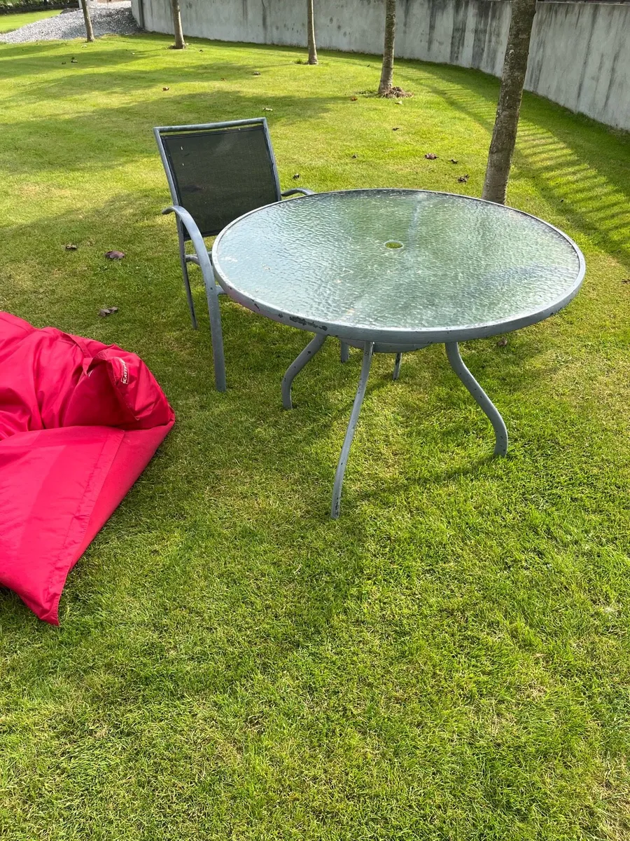 Table and five chairs - Image 2