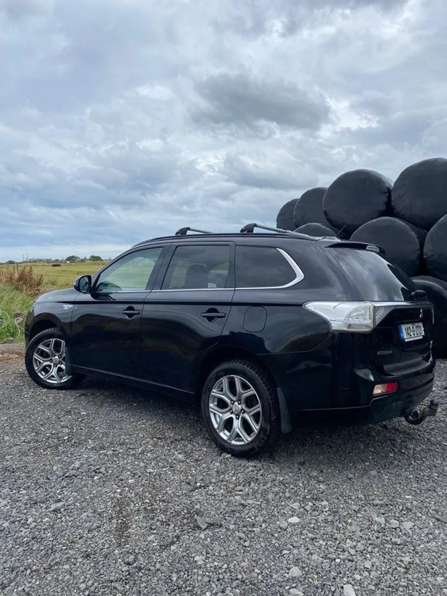2014 Mitsubishi Outlander - Image 2