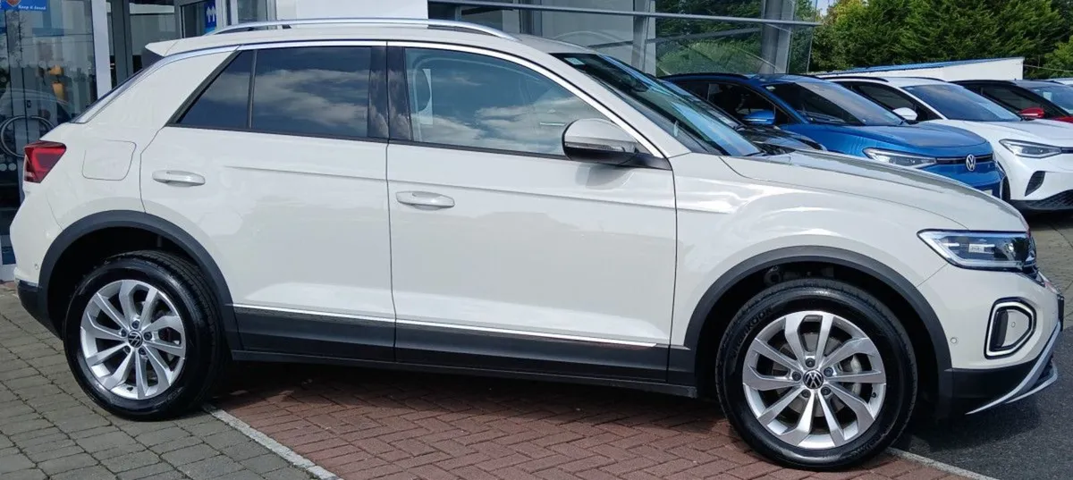 Volkswagen T-Roc Style 2.0 TDI 116HP  rear View C - Image 2