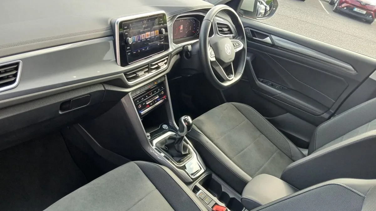 Volkswagen T-Roc Style 2.0 TDI 116HP  rear View C - Image 3