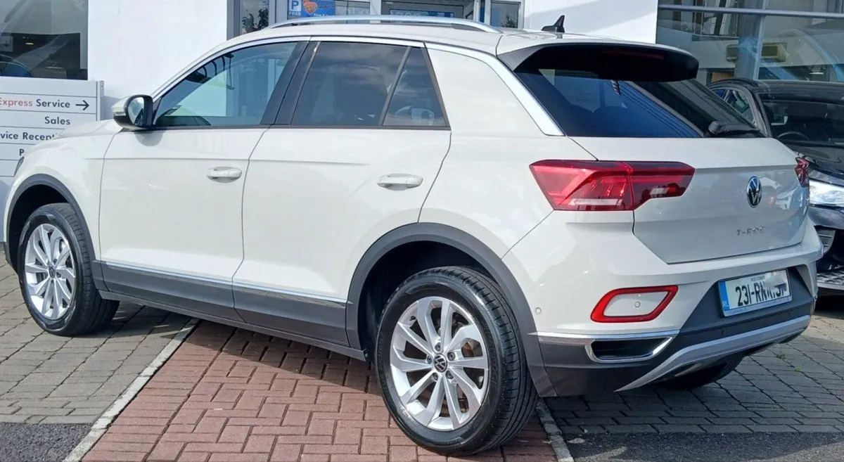 Volkswagen T-Roc Style 2.0 TDI 116HP  rear View C - Image 4