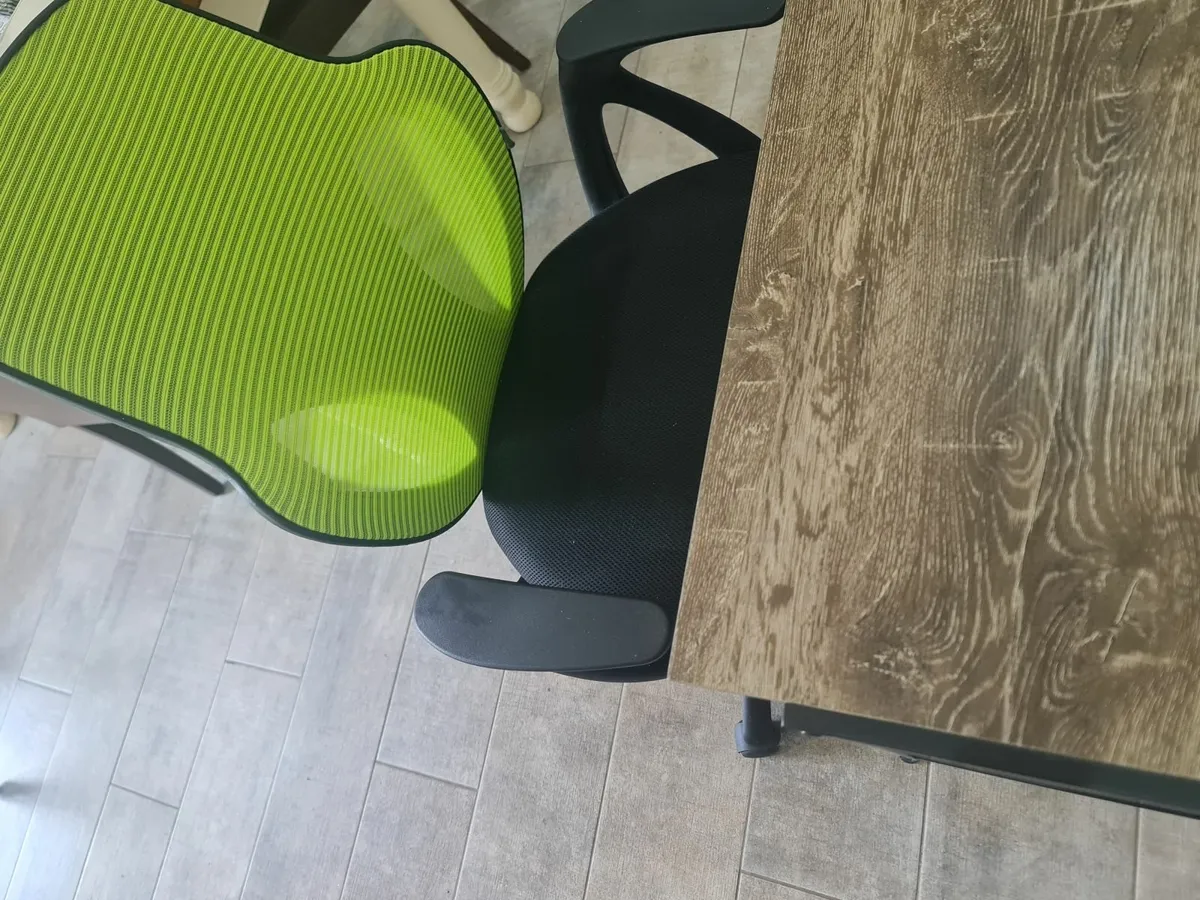 Desktop and chair - Image 4