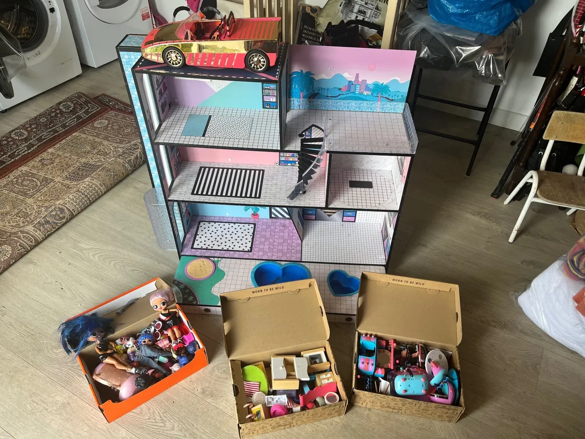 LOL’s Dolls house & set - Image 1