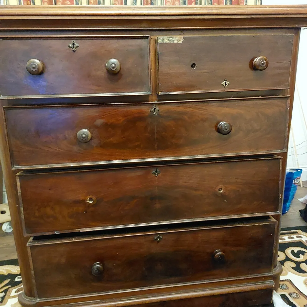 Mahogany chest of drawers